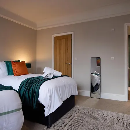 Spacious 5 Headingley Sleeps 11 Free Parking! *