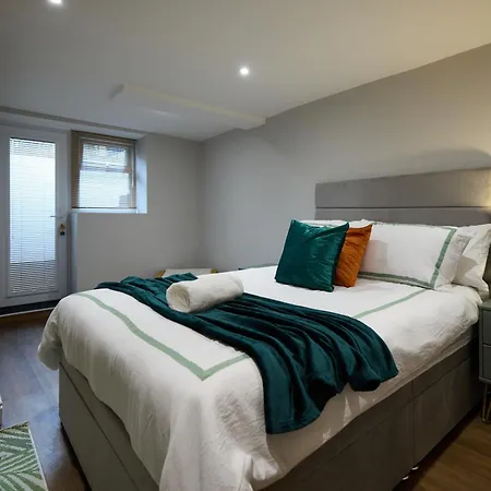 Spacious 5 Headingley Sleeps 11 Free Parking!
