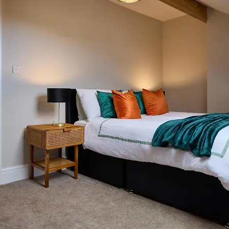 Spacious 5 Headingley Sleeps 11 Free Parking! *
