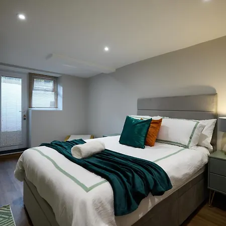 Spacious 5 Headingley Sleeps 11 Free Parking! Apartment *
