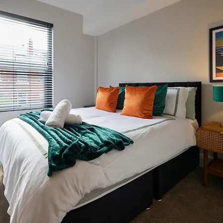 Spacious 5 Headingley Sleeps 11 Free Parking!