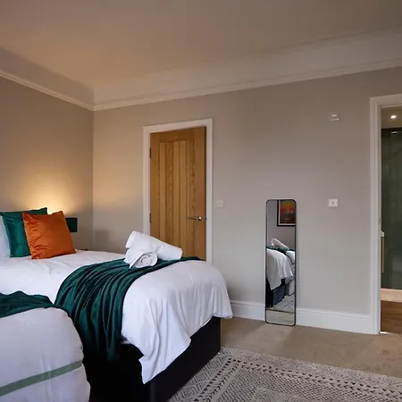 Spacious 5 Headingley Sleeps 11 Free Parking!