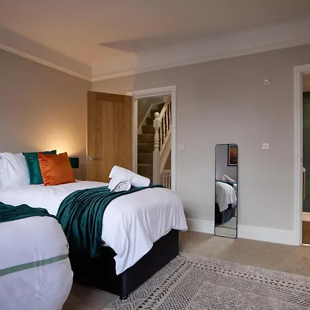 Spacious 5 Headingley Sleeps 11 Free Parking! * Leeds (West Yorkshire)