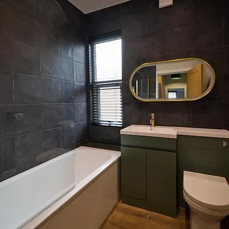 Spacious 5 Headingley Sleeps 11 Free Parking! *