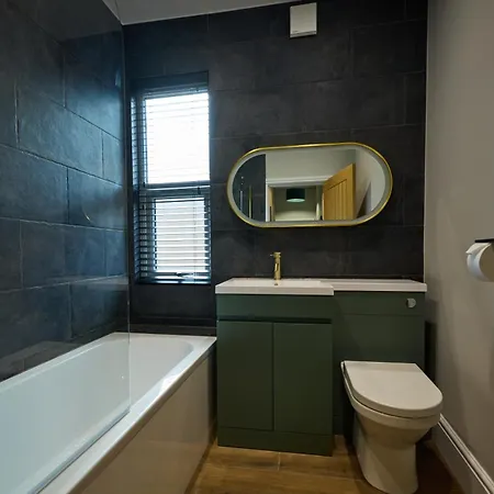 Spacious 5 Headingley Sleeps 11 Free Parking! * Leeds (West Yorkshire)