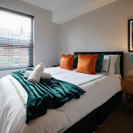 Spacious 5 Headingley Sleeps 11 Free Parking!