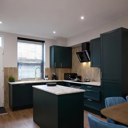 Spacious 5 Headingley Sleeps 11 Free Parking! Apartment Leeds (West Yorkshire)