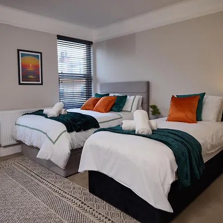 Spacious 5 Headingley Sleeps 11 Free Parking!