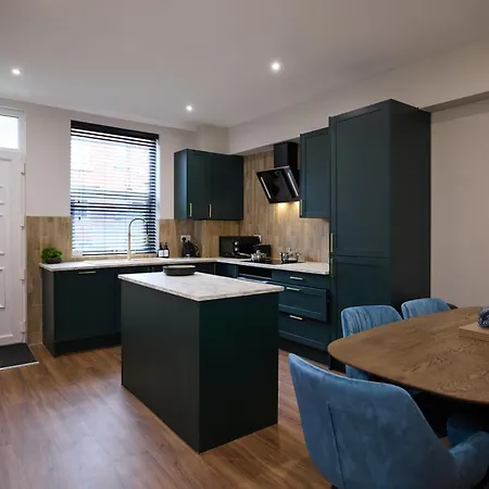Spacious 5 Headingley Sleeps 11 Free Parking! Apartment *