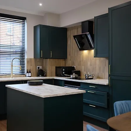 Spacious 5 Headingley Sleeps 11 Free Parking! *