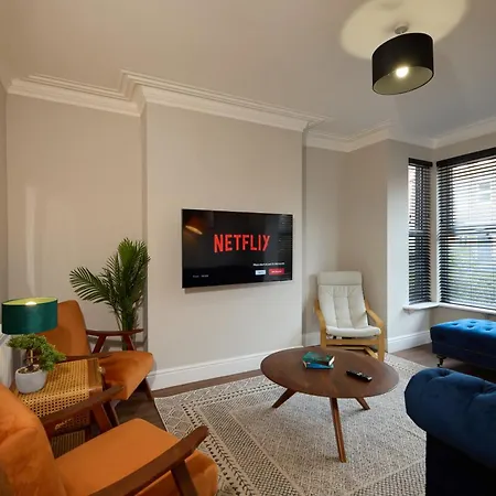 Spacious 5 Headingley Sleeps 11 Free Parking! Apartment