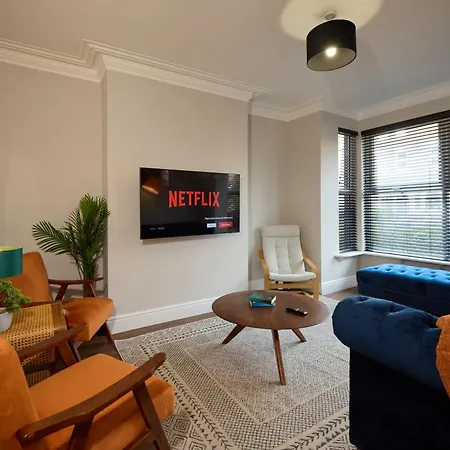 Spacious 5 Headingley Sleeps 11 Free Parking!